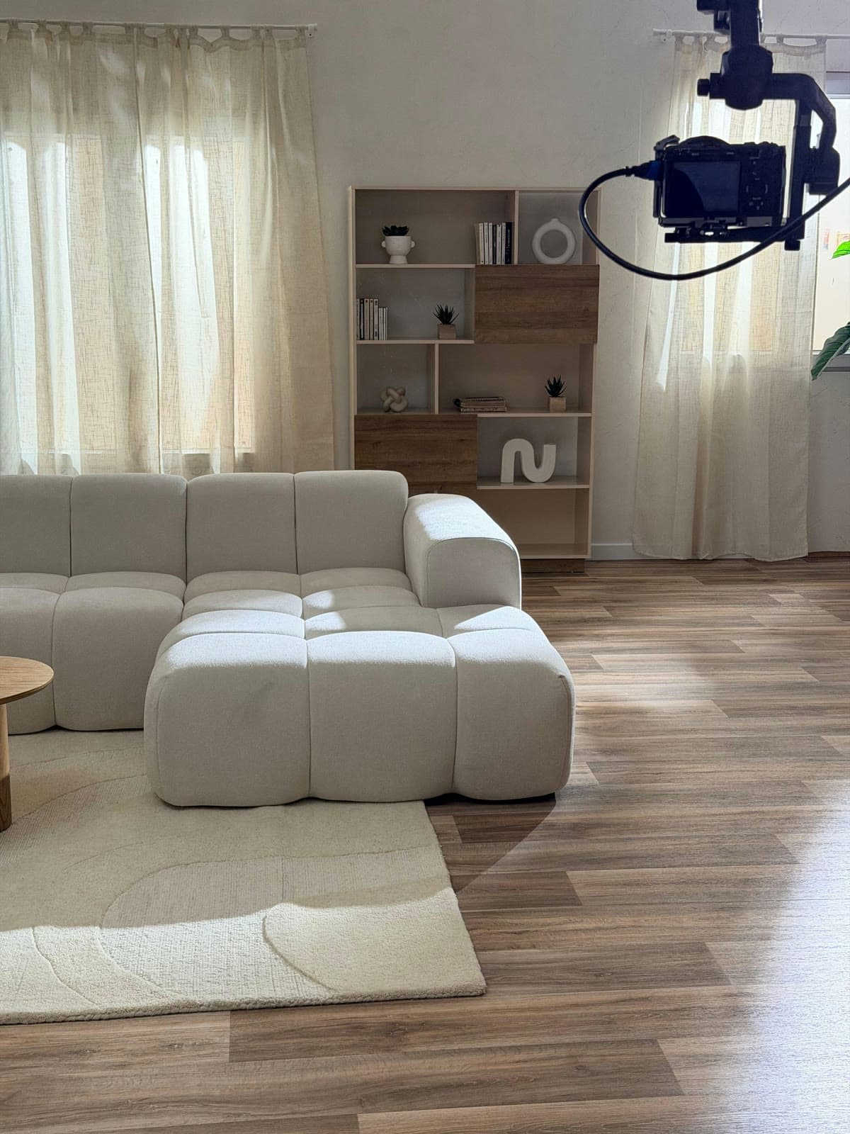 Décor appartement modulable d'un studio Gust, canapé blanc et rideaux