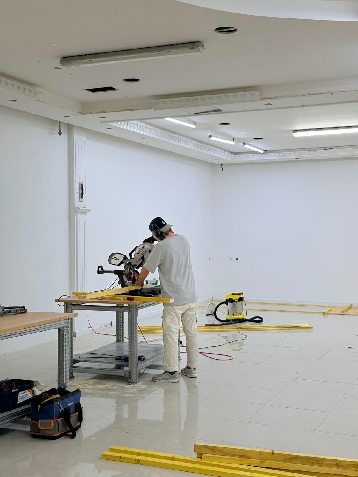 L'atelier d'un studio Gust, construction d'un décor en bois