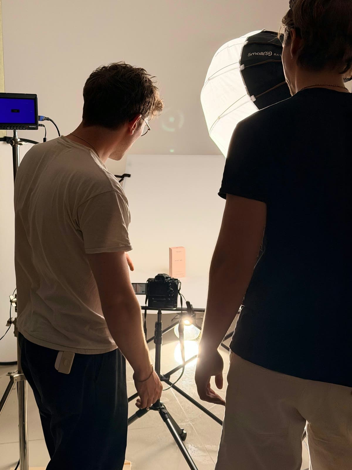 Coulisses d'un tournage dans un studio Gust, réglage des lumières